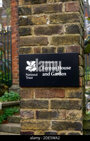 Fenton House (National Trust) Schild in Hampstead Village, London. Einfamilienhaus und Gärten aus dem 17. Jahrhundert, ehemals im Besitz von Lady Binning. Stockfoto