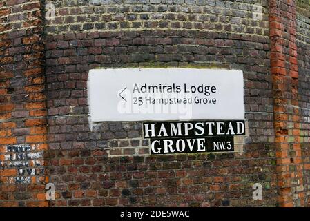 Straßenschild für Admiral's House, Hampstead Village, gemeinhin als die Heimat von Admiral Barton nach einem Gemälde von John Constable verwechselt. Berühmte falsche Bezeichnung. Stockfoto