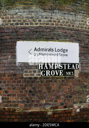 Straßenschild für Admiral's House, Hampstead Village, gemeinhin als die Heimat von Admiral Barton nach einem Gemälde von John Constable verwechselt. Berühmte falsche Bezeichnung. Stockfoto