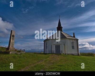 Dverberg, Andøya, Vesterålen, Norwegen - 08-24-2020: Schöne historische Dverbergkirche (Dverbergkirche) im achteckigen Stil gebaut. Stockfoto