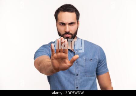 Ernst besorgter Mann mit Bart macht Stop-Geste mit Handfläche seiner Hand, Konfliktverbot, Warnung vor Gefahr, stoppen Mobbing. Innenstudio s Stockfoto