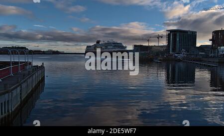 Svolvær, Austvågøya, Lofoten, Norwegen - 08-26-2020: Friedlicher Blick auf den Hafen von Svolvaer im Abendlicht mit Andockstelle Hurtigruten Kreuzfahrtschiff MS Midnatsol. Stockfoto