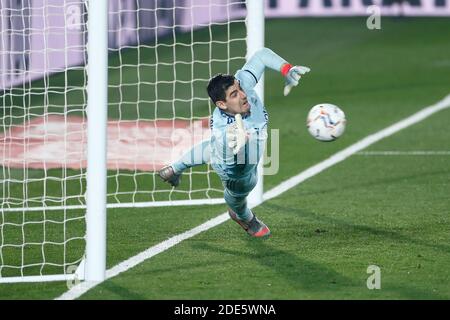 Thibaut Courtois von Real Madrid kann die Strafe nicht stoppen Gedreht von Lucas Perez aus Alaves während der spanischen Meisterschaft La Li / lm Stockfoto