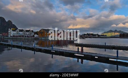 Svolvær, Austvågøya, Lofoten, Norwegen - 08-26-2020: Ruhiger Blick auf den Hafen von Svolvaer mit Steg und Hotels Scandic und Anker Brygge auf der Insel. Stockfoto