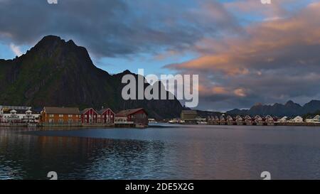 Svolvær, Austvågøya, Lofoten, Norwegen - 08-26-2020: Blick auf das Hafenbecken mit Hotels Scandic und Anker Brygge und traditionellen roten Rorbu-Häusern. Stockfoto