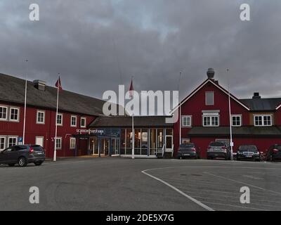 Svolvær, Austvågøya, Lofoten, Norwegen - 08-26-2020: Vorderansicht des Haupteingangs des Scandic Hotels im Zentrum von Svolvaer in einem roten Holzgebäude. Stockfoto