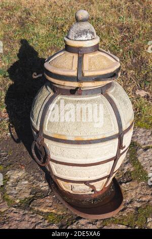 Vintage Keramik-Holz-Tandoor, Outdoor-Kochgeräte. Auch bekannt als Tannour in Kochen und Backen in südlichen, zentralen und westlichen Asi verwendet Stockfoto