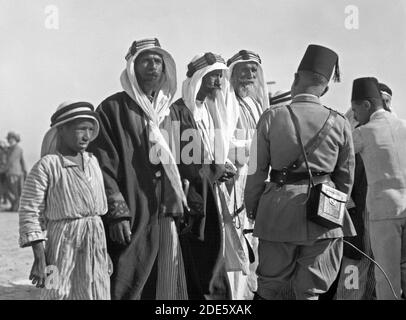 Geschichte des Nahen Ostens - Ende der Heuschreckenkampagne 1930. Beduinen Rennen und Schlemmen in Beersheba am 30. Juni 1930. Beduinenscheide der Wüste. Eingeladen zur Heuschreckenfeier Stockfoto