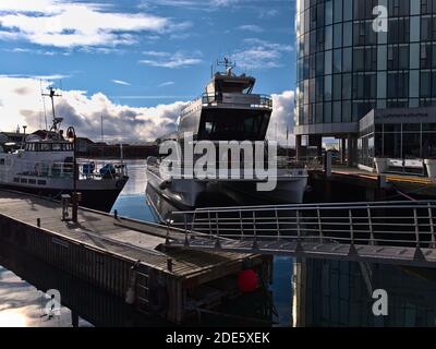 Svolvær, Austvågøya, Lofoten, Norwegen - 08-28-2020: Ansicht des Schiffes MS Brim, angetrieben von Hybrid-Elektromotor und für nachhaltige Bootstouren verwendet. Stockfoto