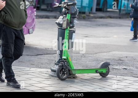 Vermietbarer Elektroroller namens Marti. Städtischer Nahverkehr mit alternativen umweltfreundlichen Motorroller.Istanbul, Türkei.16 November 2020 Stockfoto