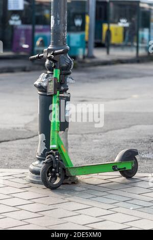 Vermietbarer Elektroroller namens Marti. Städtischer Nahverkehr mit alternativen umweltfreundlichen Motorroller.Istanbul, Türkei.16 November 2020 Stockfoto