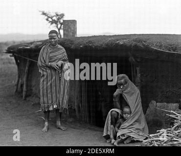 Kenya Colony. Namanga südlichen Wildreservat. Semi-unterirdische Bewohner ca. 1936 Stockfoto