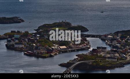 Henningsvær, Austvågøya, Lofoten, Norwegen - 08-28-2020: Schöne Luftaufnahme eines kleinen Fischerdorfes auf zwei Inseln mit Brücke. Stockfoto