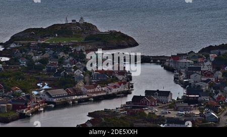 Henningsvær, Austvågøya, Lofoten, Norwegen - 08-28-2020: Luftaufnahme des kleinen Fischerdorfes Henningsvaer, beliebtes Touristenziel. Stockfoto