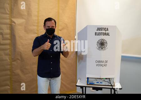 Sao Paulo, Sao Paulo, Brasilien. November 2020. (INT) Stichwahl in Sao Paulo. 29. November 2020, Sao Paulo, Brasilien: Der Gouverneur von Sao Paulo, Joao Doria, begleitet von der First Lady Bia Doria und der aktuelle Bürgermeister von Sao Paulo, Bruno Covas, Stimmen in Colegio St. Paul's Wahllokal in Jardim Paulistano, Sao Paulo. Die Stichwahl findet zwischen Bruno Covas und Guilherme Boulos statt.Quelle: Leco Viana /Thenews2 Quelle: Leco Viana/TheNEWS2/ZUMA Wire/Alamy Live News Stockfoto