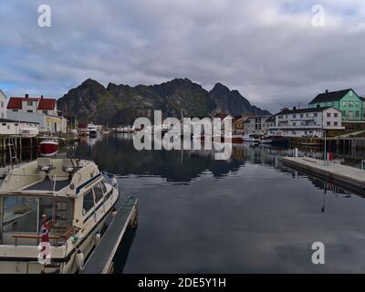 Henningsvær, Austvågøya, Lofoten, Norwegen - 08-29-2020: Schöne Aussicht auf den Hafen des Fischerdorfes Henningsvaer mit Anlegebooten. Stockfoto