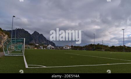 Henningsvær, Austvågøya, Lofoten, Norwegen - 08-29-2020: Grundansicht des berühmten Fußballfeldes Henningsvaer auf einer Insel zwischen Felsen. Stockfoto