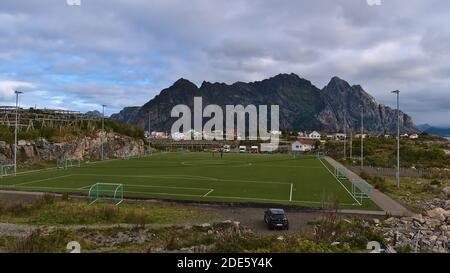 Henningsvær, Austvågøya, Lofoten, Norwegen - 08-29-2020: Blick auf das berühmte Fußballfeld von Henningsvaer auf der Insel zwischen Felsen und Trockenflocken. Stockfoto