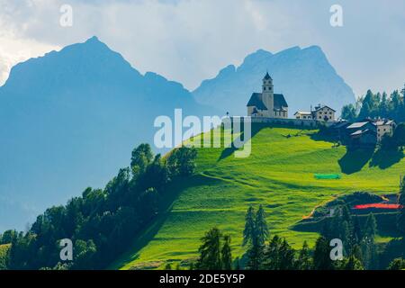 Berglandschaft mit Dörfern von Colle Santa Lucia mit Kirche in Dolomiten, Südtirol, Italien Stockfoto