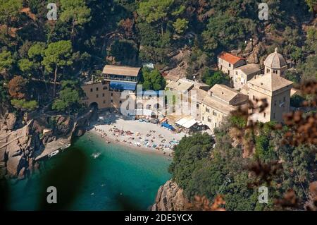 San Fruttuoso, Ligurien, Italien: Kloster und Strand von oben gesehen Stockfoto