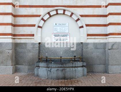 Warmes Mineralwasser gezapfter Springbrunnen vor dem Sofia Central Mineralbäder in Sofia Bulgarien Osteuropa Stockfoto