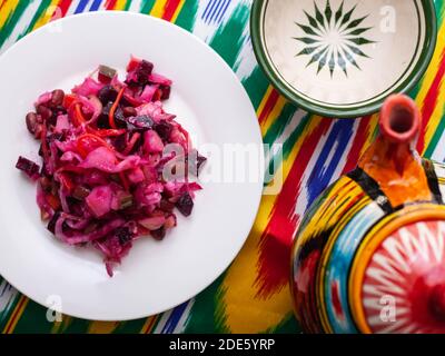 Venigret Salat - Rüben, Kartoffeln, Zwiebeln und Sauerkraut. Asiatischer Stil Stockfoto