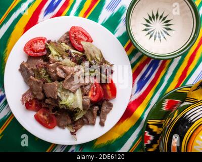 Uigurisch gebratenes Fleisch mit Pfeffer und Gemüse. Asiatischer Stil Stockfoto