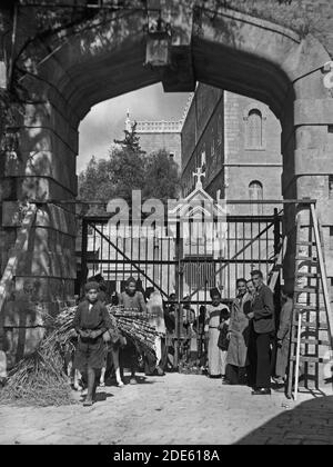 Setzen eiserne Tore am neuen Tor (Okt. 21 1937) ca. 1937 Stockfoto