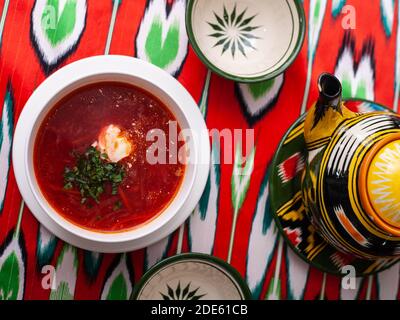 Borscht. Russische Suppe aus Fleisch, Rüben, Kartoffeln und mit Sauerrahm serviert. Asiatischer Stil Stockfoto