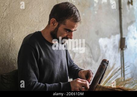 29. November 2020: Zwei Männer machen Strohbesen in einem alten Geschäft in Idlib. Besen zu machen ist ein sehr altes Handwerk in Syrien, und es hat viele Schwierigkeiten seit dem Beginn der syrischen Revolution im Jahr 2011 konfrontiert, Und die Zahl der Arbeiter in diesem Handwerk begann zu schrumpfen aufgrund des Mangels an Materialien und der Unterbrechung der Handelsrouten zwischen den umliegenden Ländern in Syrien (Foto: © Moawia Abrash/ZUMA Wire) Stockfoto