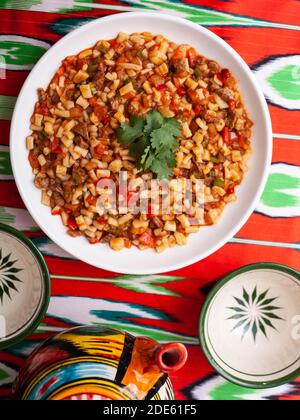 Pilaf, ein nationales orientalisches Gericht aus Reis, Rindfleisch, Karotten und Zwiebeln. Östliche Küche Stockfoto