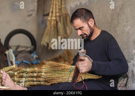 29. November 2020: Zwei Männer machen Strohbesen in einem alten Geschäft in Idlib. Besen zu machen ist ein sehr altes Handwerk in Syrien, und es hat viele Schwierigkeiten seit dem Beginn der syrischen Revolution im Jahr 2011 konfrontiert, Und die Zahl der Arbeiter in diesem Handwerk begann zu schrumpfen aufgrund des Mangels an Materialien und der Unterbrechung der Handelsrouten zwischen den umliegenden Ländern in Syrien (Foto: © Moawia Abrash/ZUMA Wire) Stockfoto