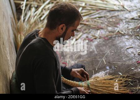 29. November 2020: Zwei Männer machen Strohbesen in einem alten Geschäft in Idlib. Besen zu machen ist ein sehr altes Handwerk in Syrien, und es hat viele Schwierigkeiten seit dem Beginn der syrischen Revolution im Jahr 2011 konfrontiert, Und die Zahl der Arbeiter in diesem Handwerk begann zu schrumpfen aufgrund des Mangels an Materialien und der Unterbrechung der Handelsrouten zwischen den umliegenden Ländern in Syrien (Foto: © Moawia Abrash/ZUMA Wire) Stockfoto