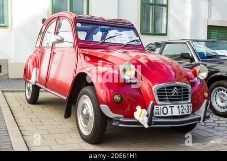 Red Citroen 2cv6 1977 Oldtimer-Auto auf dem Display, Sopron, Ungarn Stockfoto