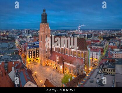 Breslau, Polen. Luftaufnahme der St. Elizabeth Kirche in der Dämmerung Stockfoto
