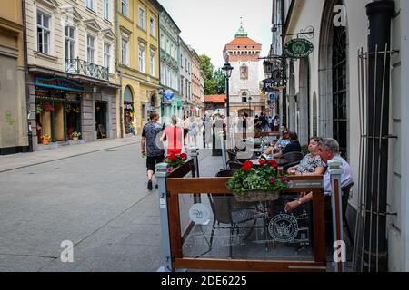 Krakau, Polen - 29. Juli 2018: Touristen sitzen in einem Café in der Florianska Straße am St. Florian's Gate, in der Altstadt von Krakau, Polen. Stockfoto