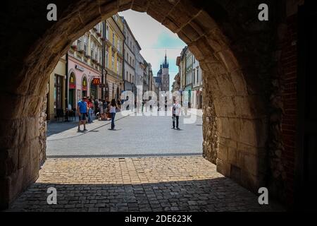Krakau, Polen - 29. Juli 2018: Der Torbogen am St. Florian Tor zur Florianska Straße in der Altstadt von Krakau, Polen Stockfoto