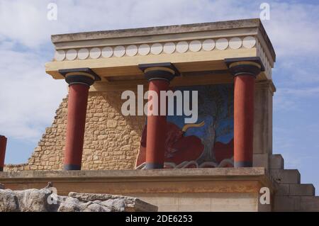 Das Fresko der Ladenden Stier im Palast von Knossos, Kreta (Griechenland) Stockfoto