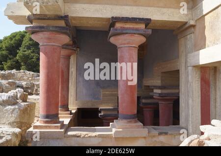 Rote Säulen in einem Bereich des Palastes von Knossos, Kreta (Griechenland) Stockfoto