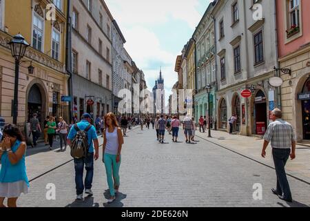 Krakau, Polen - 29. Juli 2018: Touristen gehen die Florianska Straße entlang in der Altstadt von Krakau, Polen, in der Nähe des St. Florianstors Stockfoto