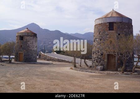 Zwei alte Windmühlen in Stein gebaut in der Gegend von Elounda, Ostkreta (Griechenland) Stockfoto