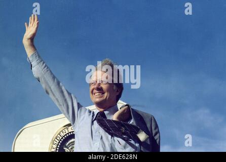 Jimmy Carter winkt von Air Force One Ca. 17 Mai 1977 Stockfoto