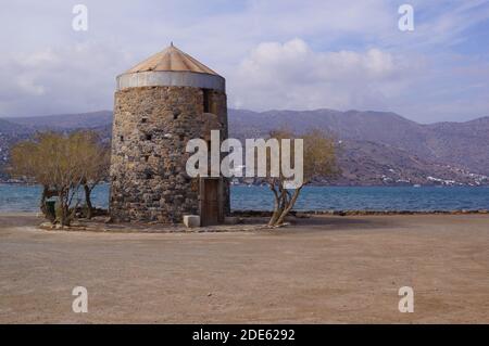 Eine alte Windmühle aus Stein in der Gegend von Elounda, Ostkreta (Griechenland) Stockfoto