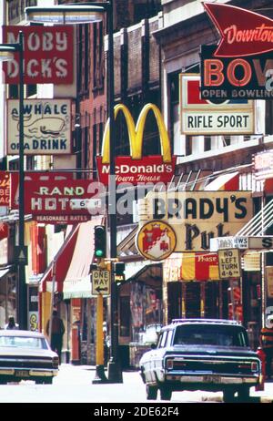 Ein paar Blocks von der Nicollet Mall ist Hennepin Avenue früher die Innenstadt Main Street. Es ist jetzt eine knallige Ansammlung von Neon-Zeichen, die Unterhaltung Spots (in oder nahe Minneapolis) ungefähr annoncieren. 1973 Stockfoto