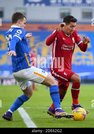 Roberto Firmino von Liverpool und Solly March von Brighton & Hove Albion - Brighton & Hove Albion gegen Liverpool, Premier League, Amex Stadium, Brighton, Großbritannien - 28. November 2020 nur zur redaktionellen Verwendung - es gelten die DataCo-Einschränkungen Stockfoto