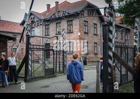 Auschwitz, Polen - 30. Juli 2018: Das Schild "Arbeit befreit dich" am Eingang des Konzentrationslagers Auschwitz-Birkenau, Polen Stockfoto