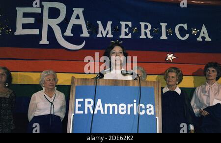 Rosalynn Carter spricht während der National Womens Conference zu einem Publikum von ERA-Unterstützern. Ca. 19. November 1977 Stockfoto