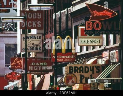 Ein paar Blocks von der Nicollet Mall ist Hennepin Avenue früher die Innenstadt Main Street. Es ist jetzt eine knallige Ansammlung von Neon-Zeichen, die Unterhaltung Spots (in oder nahe Minneapolis) ungefähr annoncieren. 1973 Stockfoto