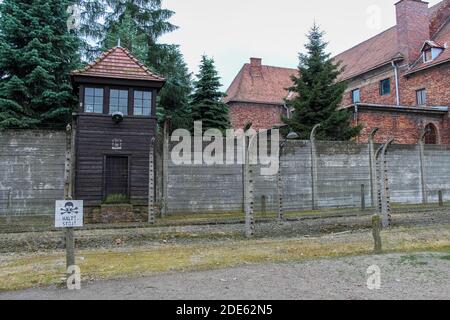 Auschwitz, Polen - 30. Juli 2018: Nazi-Wachturm durch Stacheldrahtzaun im KZ Auschwitz-Birkenau, Polen Stockfoto