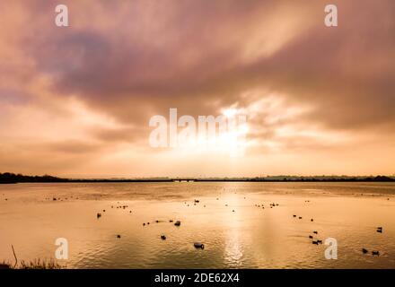 Poole, Großbritannien. November 2020. Poole, Großbritannien. Sonntag, 29. November 2020. Wunderschöner Sonnenuntergang über dem Hafen von Poole in Dorset Ende November bei britischem Wetter. Kredit: Thomas Faull/Alamy Live Nachrichten Stockfoto